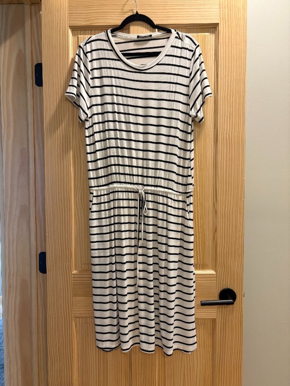 Black & White Stripe, knee length dress. Size XL, length is 46".
